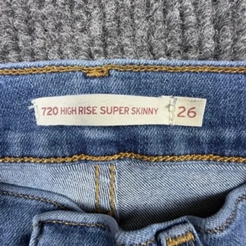 Levis 720 High Rise Super Skinny Distressed Blue Jeans Womens 26x32 52797-0396